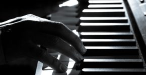 svarthvitt bilde av piano