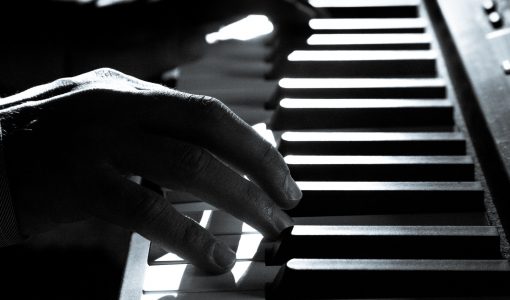 svarthvitt bilde av piano